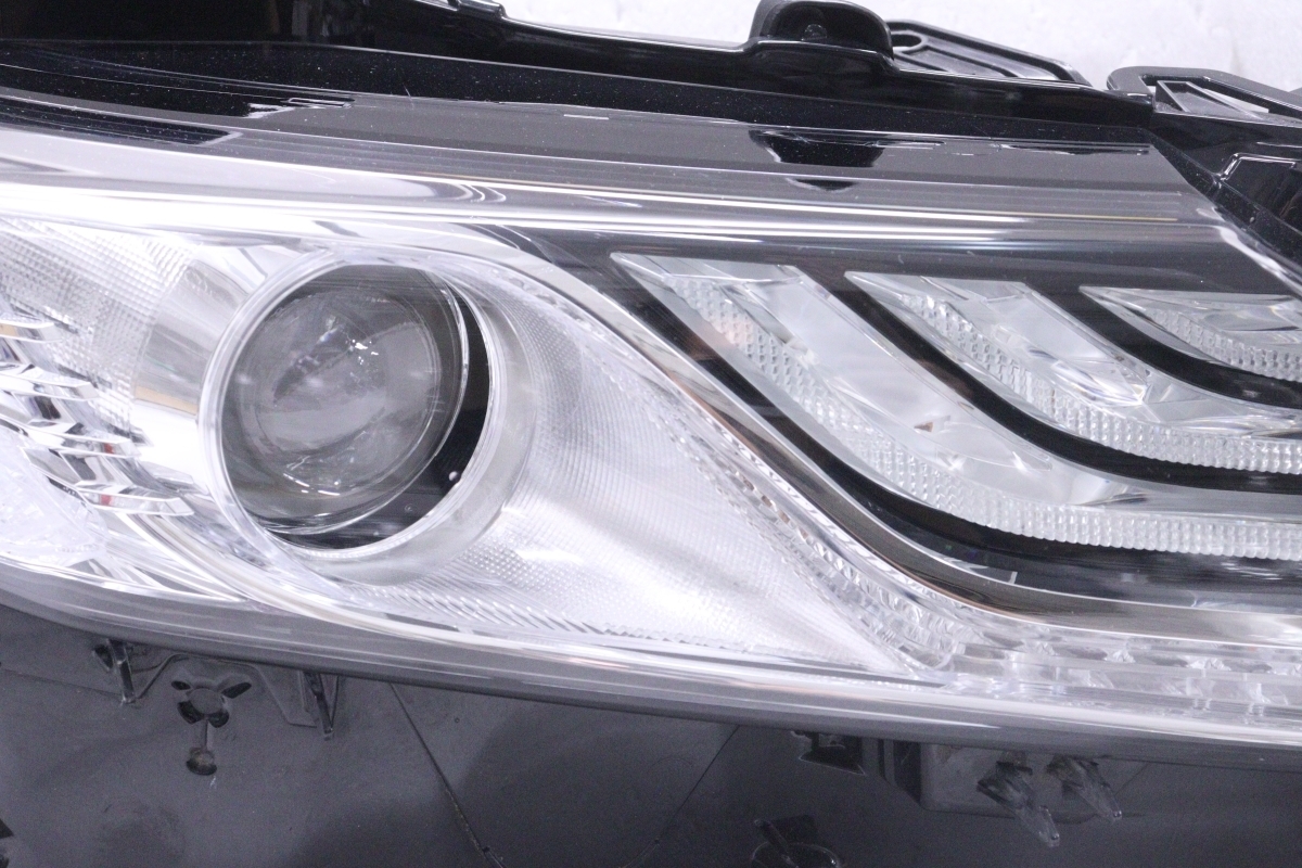 37-971★美品★前期 LED AXVH70 カムリ★右ヘッドライト KOITO 33-233 打刻:Y ユニット メッキ 純正★トヨタ (DM) 37-971★美品★前期 LED AXVH70 カムリ★右ヘッドライト KOITO 33-233 打刻:Y ユニット メッキ 純正★トヨタ (DM)