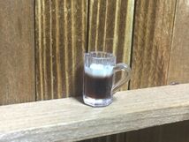 y241◆黒ビールデュンケル◆ ドールハウス 用 ミニチュア ビール ジョッキ 黒 1個 お酒 アルコール バー カフェ グラス Doll House Blythe_画像1