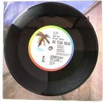 UK ORIGINAL 1985 レコード 7“ In Tua Nua Somebody To Love Island Records IS223 Irish folk and rock band Ian Broudie_画像4