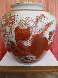 Art hand Auction ■Kutani Seieizo Flowers and Birds Red Painting Gold Color Peacock Peony Vase Vase Flower Vase Flower Vase Jar Vase Tokonoma Tea/Flower Utensils Celebrations Hand Painted Crafts/Wooden Box (separate item), japanese ceramics, Kutani, vase, pot