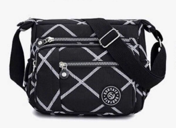 ショルダーバッグ　斜めがけ　黒　ボディーバッグ　レディースバッグ　iPad ナイロン　旅行バッグ　サブバッグ　かばん