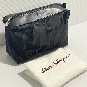 K159■ ほぼ未使用 フェラガモ コスメポーチ/トラベルポーチ Salvatore Ferragamo ナイロン/レザー 大きめポーチ 巾着保管袋付