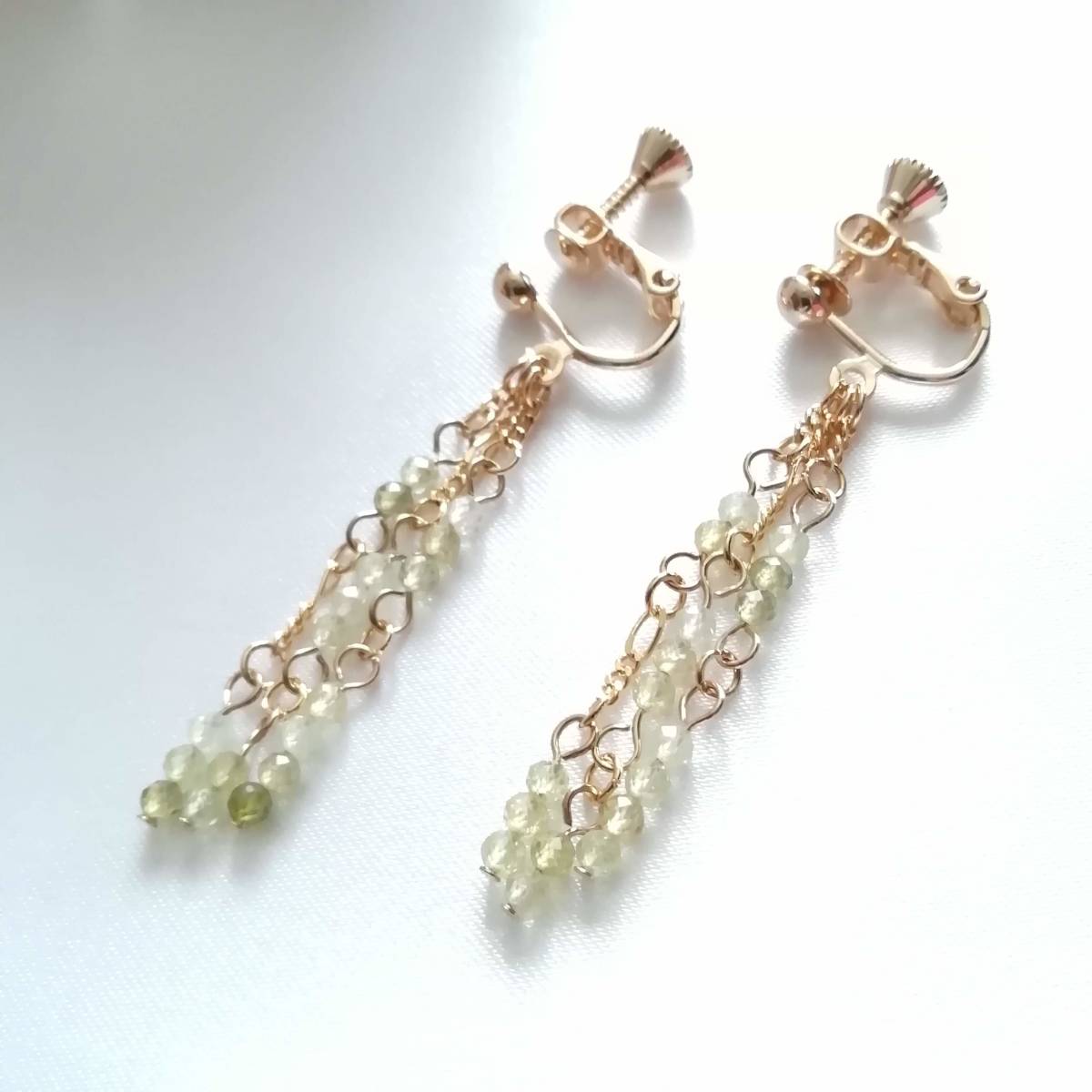 Handmade earrings made from natural green garnet stones★Natural stones/elegant/garnet/gold/green/light green/gorgeous/3-row/elegant/refreshing, Women's Accessories, Earrings, beads, Glass