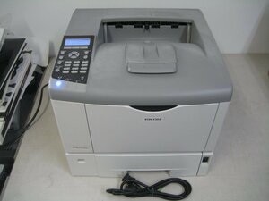 RICOH◎A4 モノクロレーザー プリンター◎IPSiO SP4310◎印刷枚数 85403枚◎動作音が大きい◎表面の色が変わっている　K2275