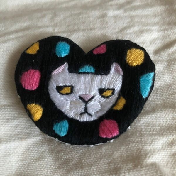 ハンドメイド　刺繍ブローチ　ハート猫