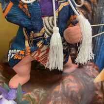 ◆中古 日本人形 金太郎 六号 鯉 滝 縁起物 コレクション ガラスケース付 置物 飾り 和風 インテリア 昭和レトロ 104-23_画像3