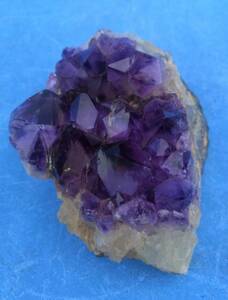 重さ約１０１０ｇアメジストパワーストーン紫水晶 クォーツ クリスタル 水晶送料全国一律レターパックプラス５２０円
