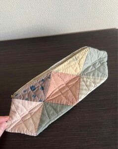 パッチワークキルト　ポーチ　ハンドメイド　APC quilt キルトパーツ　キルト