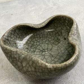 時代物 氷裂紋青磁 変形小鉢 茶碗 三角 口9×9cm 高さ4cm 古玩 骨董茶器 古美術品 古道具 旧家蔵出し コレクション 自宅保管品の画像4