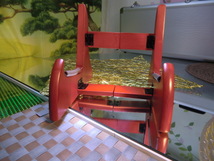 **(送料無料) 3.900円　沖縄三線専用　木製三線台　黒、赤、木目の三色からお一つ選択_画像3
