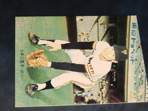B2　美品　1973　カルビ－プロ野球カード　No24　土井 選手（巨人)