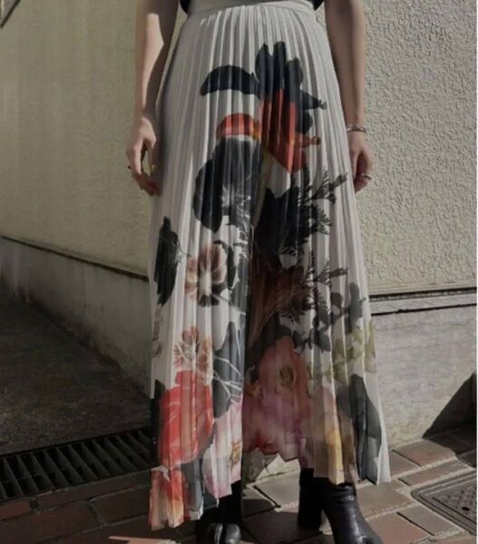 MEDI ROENTGEN FLOWER PLEATS SKIRT