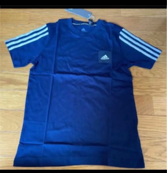 新品未使用アディダスadidasネイビー方白ラインTシャツ150