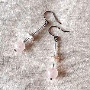 ローズクォーツと淡水パールのピアス (PI-147)