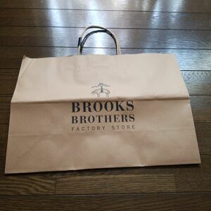 ブルックスブラザーズBROOKSbrothers紙袋ショッパーです。お店からもらってきてからは使っていません。真ん中に折り目がつい