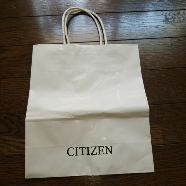 シチズンCITIZEN紙袋ショッパーです。お店からもらってきてからは使っていません。真ん中に折り目がついています。また配送の際には