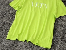 【VALENTINO｜ヴァレンティノ】VLTN ロゴプリントTシャツ ロゴTシャツ Tシャツ ネオンカラー 黄緑 M-L_画像7