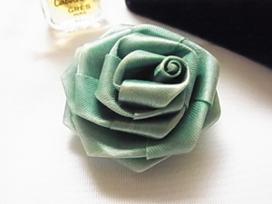 グリーン系　薔薇のモチーフデザイン　布製　ブローチ▽