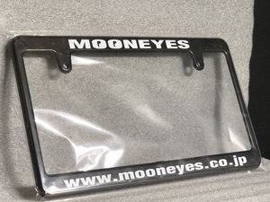 ￥送料一律￥ MOON EYES ムーン アイズ ライセンス プレート フレーム ブラック 文字 ホワイト MG058BKMO 検）白 黒 ナンバー 枠 社外 軽