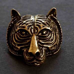 『古金色 骨董虎顔』新品■Tigerアンティーク調■ 高級感 金属 激渋 ピンバッジ バッチ (安全ピン)激渋 ブローチ■おしゃれ ファッション