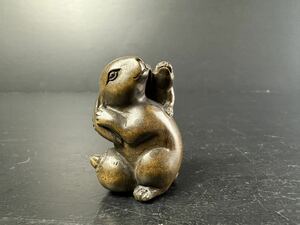 [ZR607] wooden netsuke parent .. small . sculpture .. thing smoke . inserting tree carving ..... rabbit 