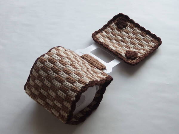 8 紙巻器カバー/ペーパーホルダーカバー/手編みカバー/茶色×こげ茶×クリーム/ハンドメイド