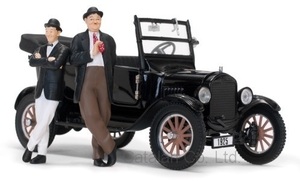 1/24 フォード モデルT ブラック 黒 Ford Model T Touring black 1925 including Laurel and Hardy figures 1:24 Sun Star 梱包サイズ80