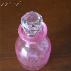 ガラス の 香水瓶 エルサスタンド ピンク アンティーク調 小瓶 パタミン 小物入れ ガラス瓶 オブジェ ディスプレイ 店舗什器の画像2
