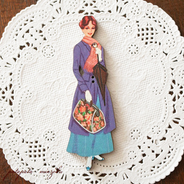 パープルコートの女性 フランス 製 木製ボタン アトリエ ボヌール ドゥ ジュール 雑貨 パタミン ボタン 刺繍 ハンドメイド