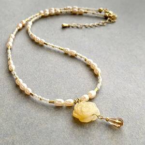 Art hand Auction Collier de perles tchèques en perles d'eau douce coupées en fleur de Jade jaune fait à la main, collier en pierre naturelle de 39 à 43cm, No.1872, Fait main, Accessoires (pour femmes), collier, pendentif, foulard