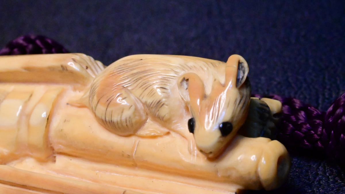 美品】ネズミ 鼠 根付 木彫 置物 工芸品 美術品 骨董 光玉 在銘