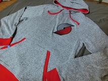 USA購入 adidas製 NBAオフィシャル ポートランドトレイルブレイザーズ【Portland TrailBlazers】 刺繍ワッペン付 プルオーバーパーカーUS L_画像4