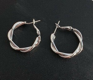 ☆ 両耳用 ねじる ピアス ☆ ジュエリー フープピアス 耳飾り スタッド イヤリング レディース アクセサリー 銀 z5