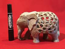 Ａ6256●インド製 石の象さん 置物 石の彫刻 透かし彫り 内側に小さな象 約16×9×ｈ11㎝ キズ汚れ牙など小欠けあり_画像1
