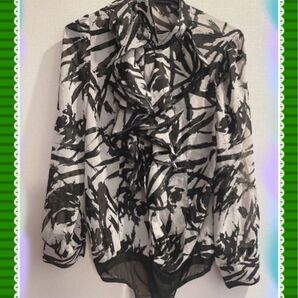 プリント柄フリル付きボディスーツブラウス