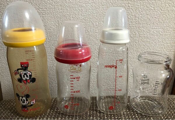 哺乳瓶　耐熱ガラス３本　プラスチック１本 