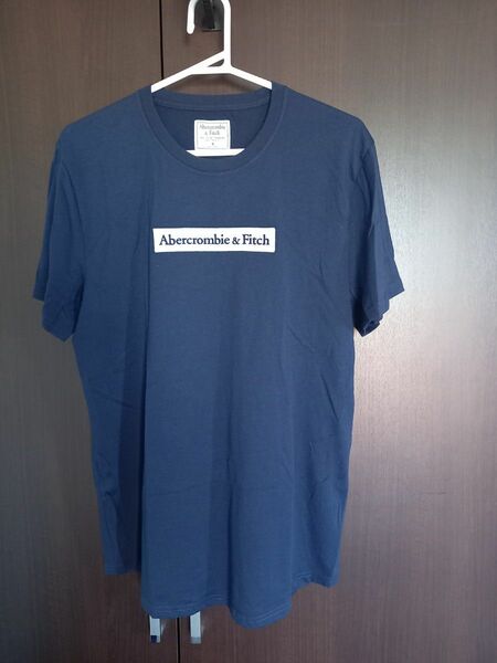 【未使用品】Abercrombie&Fitch Tシャツ　サイズＭ　ネイビー　刺繍ロゴ【アバクロンビー&フィッチ】