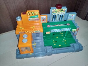 プラレール用【絶版情景部品】TOMY　メンテナンスステーション　Maintenance　Station　ヤマト運輸着払い発送　【レア美品】本体のみ