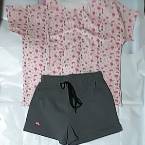 【おそ松さん パジャマ “トド松”】発売時公表サイズ:トップス=着丈64×身幅53cm/ボトムス=ウエスト60×ヒップ100×総丈34cm 部屋着