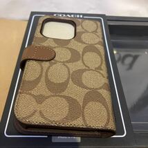 送料込●新品●価23100 COACH iPhone14PRO対応 iPhoneケース カーキ系A 手帳タイプ型押しレザー シグネチャー スマホケース コーチ_画像3