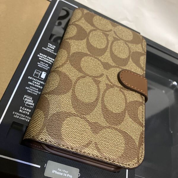 送料込●新品●価23100 COACH iPhone14PRO対応 iPhoneケース カーキ系A 手帳タイプ型押しレザー シグネチャー スマホケース コーチ