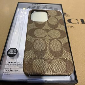 送料込●新品●14300円 COACH カーキ系A iPhone13PRO対応 iPhoneケース 型押しレザー シグネチャー スマホケース コーチ