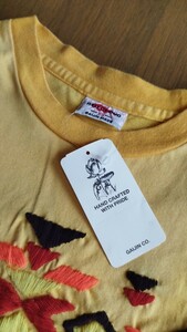 未使用 保管品 ガイジンメイド ハンドメイド刺繍Ｔシャツ xsサイズ シャツ チェックシャツ 刺繍 ハンドメイド イエローシャツ