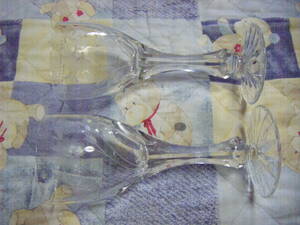 美品。『花絵/脚部切子ガラス・ワイングラス』二個組。昭和レトロ。カットガラス。