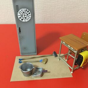 昭和学校の掃除道ロッカー、掃除道具と机昔懐かしい,お掃除ロッカー