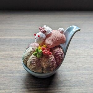 針山　ハンドメイド　レンゲに乗ったうさぎ