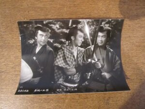 2308MK●映画スチル写真「赤城の血祭」新東宝/1955昭和30●北上弥太朗/田崎潤/小堀明男●モノクロ/スチール写真/サイズ約10.8cm×15.2cm