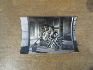 2308MK●映画スチル写真「丹下左膳 坤竜の巻」日活/1956昭和31●水島道太郎(＋縞柄の着物の女)●モノクロ/スチール写真/約11cm×15.7cm