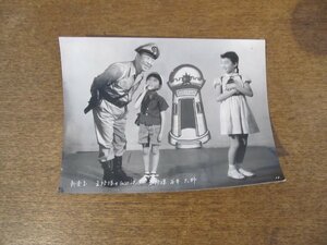 2308MK●映画スチル写真「金語楼のお巡りさん」新東宝/1956昭和31●柳家金語楼/大野佳世子●モノクロ/スチール写真/サイズ:約11cm×14.7cm