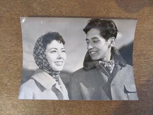 2308MK●映画スチル写真「魔の季節より 春のみづうみ」松竹/1956昭和31●杉田弘子/田浦正巳●スチール写真/モノクロ/約11cm×15.5cm